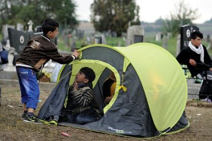 Unos ni&ntilde;os en Sid, en la frontera de Serbia con Croacia. 
 