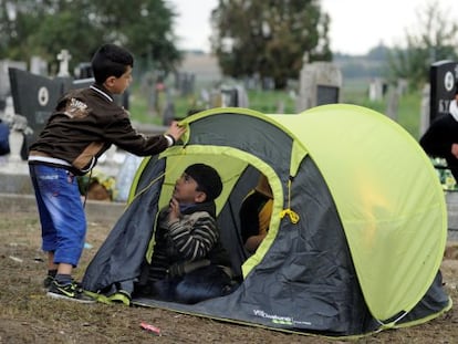 Unos ni&ntilde;os en Sid, en la frontera de Serbia con Croacia. 
 