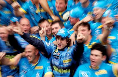 Fernando Alonso, piloto de Renault en 2005, celebra junto a su equipo su título de campeón del mundo el 25 de septiembre de 2005, tras concluir el Gran Premio de Brasil de Fórmula 1, en el que logró la tercera plaza, que le bastó para alzarse con el Mundial.