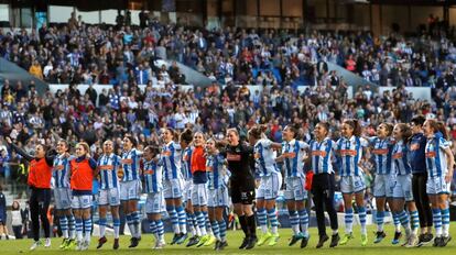 Las jugadoras de la Real celebran el triunfo en Anoeta.