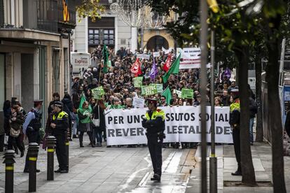 Cabezera de la huelga del sector de la ensenanza pública por el centro de Girona, el 29 de noviembre de 2018.