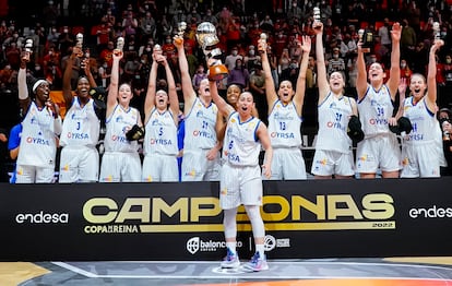 Las jugadoras del Perfumerías Avenida celebran la conquista de la Copa de la Reina. FEB