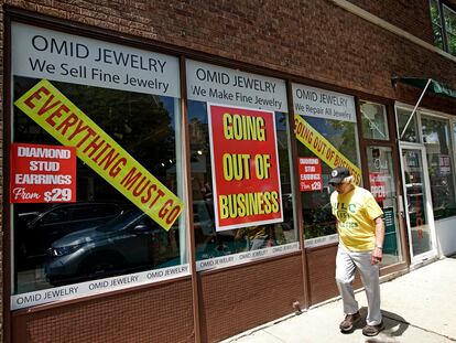 Un hombre camina junto a una tienda que echa el cierre en Winnetka (Illinois, EE UU).