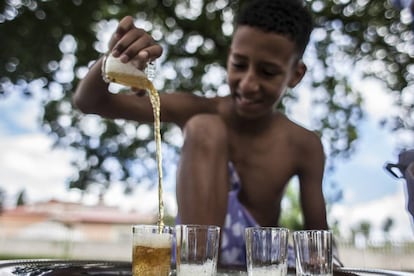 Uno de los pequeños se encarga de preparar el té para su familia de acogida y amigos. Para los saharauis, con una merecida fama de pueblo hospitalario, ofrecer té es un gesto de generosidad.