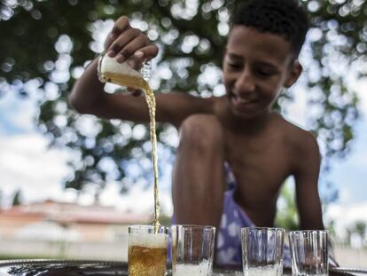 Uno de los pequeños se encarga de preparar el té para su familia de acogida y amigos. Para los saharauis, con una merecida fama de pueblo hospitalario, ofrecer té es un gesto de generosidad.