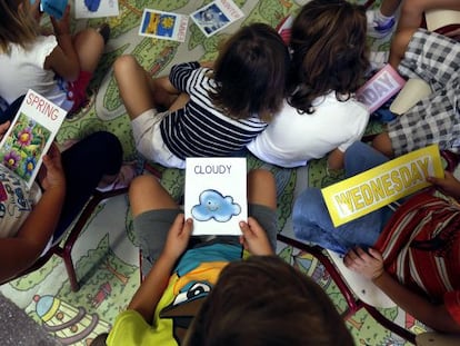 Alumnos de un colegio p&uacute;blico de Valencia, en una clase de ingl&eacute;s. 