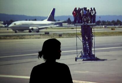 Una mujer frente a la obra audiovisual 'Centro di Permanenza Temporanea', de Adrian Paci (1969).