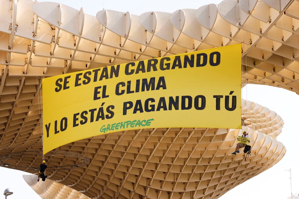 Pancarta de Greenpeace, en Las Setas de Sevilla, este lunes.