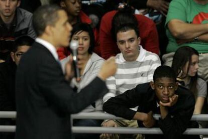 Arriba, Barack Obama, durante un acto electoral celebrado en Tejas en 2008. Al lado, página del <i>Coffee Party</i> en la Red.