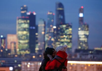 Una pareja se besa en la ciudad de Moscú (Rusia), el 10 de enero de 2018.