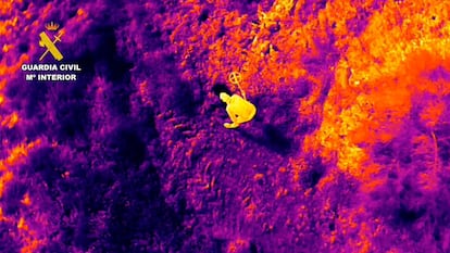 Vista aérea de una cámara térmica que capta a un hombre con un detector de metales.