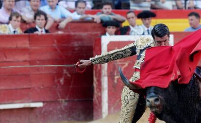 El diestro Emilio de Justo da un pase a su primer astado durante el tercer festejo de la Feria de Julio de València.