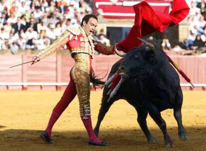 El Cid, en un momento de la faena de su primer toro, ayer en la Maestranza.