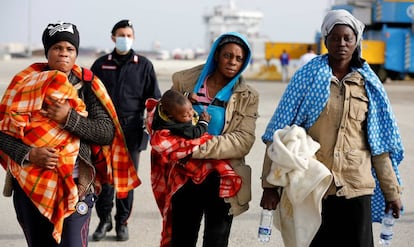 Mujeres migrantes desembarcan en la costa de Sicilia, Italia el pasado s&aacute;bado. 
 