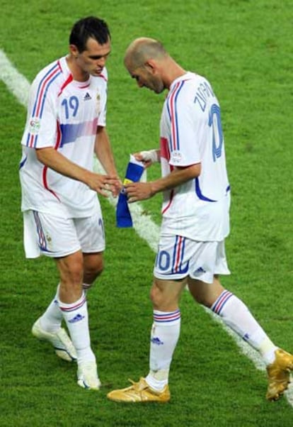 Zidane cede el brazalete de capitán de la selección francesa a su compañero Willy Sagnol tras ser expulsado en la prórroga de la final del Mundial.