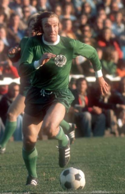 Netzer, en un partido con Alemania.