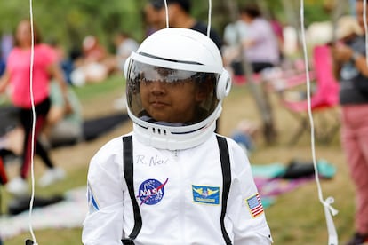 Un niño vestido como astronauta espera para observar el eclipse solar en Torreón (Estado de Coahuila).