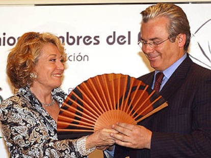 La periodista Rosa María Mateo entregó ayer al juez Baltasar Garzón uno de los premios Hombre del Año