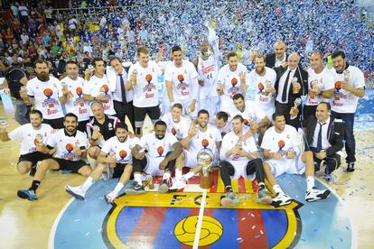 La plantilla del Madrid celebra el título en el Palau.