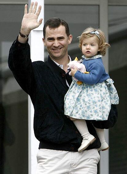 El príncipe de Asturias ha llegado hacia las 11 de la mañana del martes a la Clínica Ruber Internacional de Madrid, acompañado por su hija Leonor, para visitar a doña Letizia y a la pequeña Sofía.