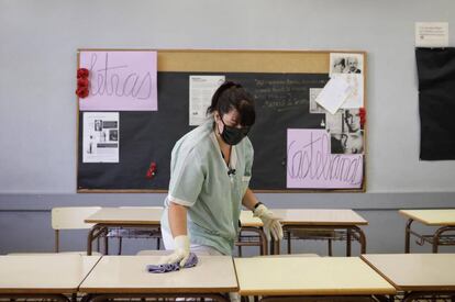 Una dona neteja i desinfecta l'institut Juan Manuel Zafra, a Barcelona.