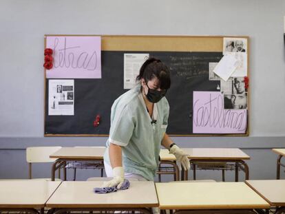 Una dona neteja i desinfecta l'institut Juan Manuel Zafra, a Barcelona.