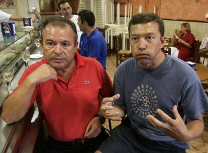 Luciano y José, vecinos de Pedro Muñoz, explican en un bar del pueblo cómo vivieron el terremoto.