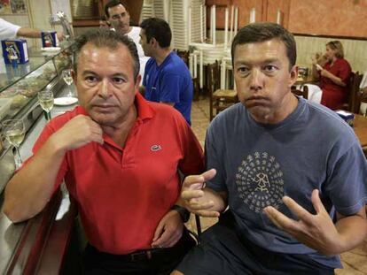 Luciano y José, vecinos de Pedro Muñoz, explican en un bar del pueblo cómo vivieron el terremoto.