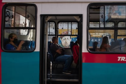 Un autobús pasa frente a un mural degradado
con la imagen de Hugo Chávez, en el barrio Petare de Caracas, el 7 de junio de 2022.