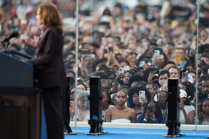 Simpatizantes reaccionan mientras  Kamala Harris pronuncia su discurso de concesión electoral el seis de noviembre.