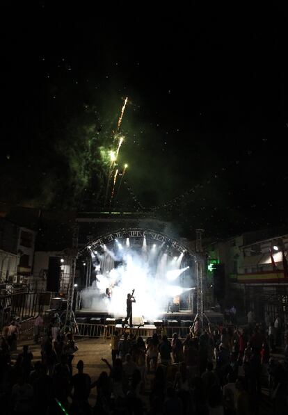 A las 2.30 concluye el primer pase de la noche con un castillo de fuegos artificiales. Tras un segundo pase, orientado a la gente joven, acaba el espectáculo más allá de las cinco de la madrugada. Recogen y al siguiente destino.