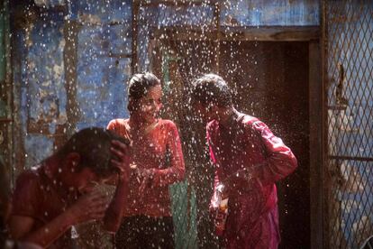 Unos jóvenes celebran la festividad Holi en Jodhpur (India).