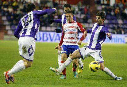 Torje, rodeado de jugadores del Valladolid