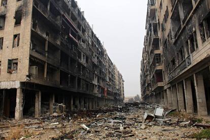 Vista de una calle destruida de Alepo ayer.