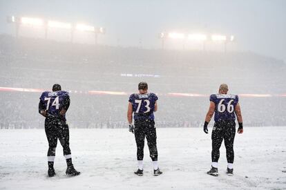 Tres jugadores de Baltimore al comienzo de un partido ante los Minnesota Vikings en Baltimore (Maryland).