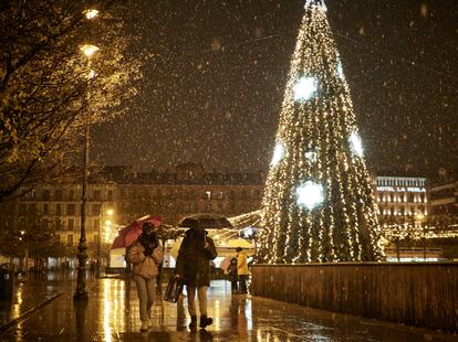 Varias personas caminan bajo la nieve, el pasado 27 de noviembre, en Pamplona.