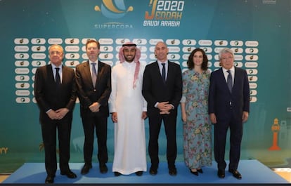 Isabel Díaz Ayuso, con Luis Rubiales, Florentino Pérez, Enrique Cerezo, Álvaro Iranzo y el príncipe Abdulaziz bin Turki Al-Faisal Al-Saud.