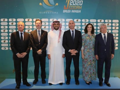 Isabel Díaz Ayuso, con Luis Rubiales, Florentino Pérez, Enrique Cerezo, Álvaro Iranzo y el príncipe Abdulaziz bin Turki Al-Faisal Al-Saud.