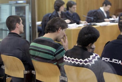 Arkaitz Goikoetxea, en el centro, junto a Aitor Cotano e Íñigo Gutierrez Carrillo, durante la celebración del juicio en la Audiencia Nacional.