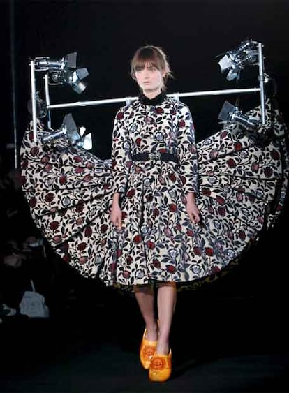 Uno de los momentos más impactantes ha sido cuando han aparecido en la pasarela las creaciones de Viktor & Rolf. Proponen vestidos en colores fríos y con focos de luz que los resaltan. Verdaderamente original pero no demasiado práctico.