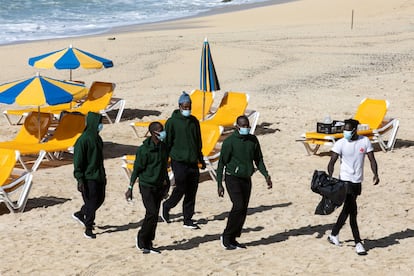 Una patera con 15 personas ha arribado este viernes por sus propios medios a la playa de Amadores, en el municipio turístico de Mogán (Gran Canaria).