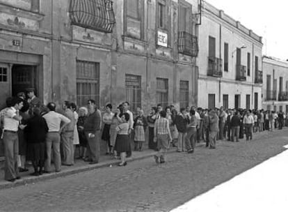 Decenas de ciudadanos forman cola para votar en un colegio electoral de Madrid en la mañana del 15 de junio de 1977.