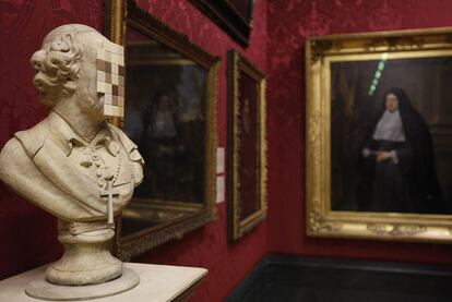 La obra <i>Cardenal pecado</i>, del anónimo grafitero Banksy, expuesta desde ayer en la Walker Art Gallery de Liverpool.