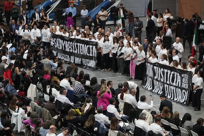 Diputados del Partido Acción Nacional protestan en contra la reforma judicial durante la sesión realizada en la sede alterna, el 3 de septiembre en Ciudad de México.