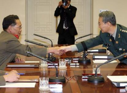 El delegado militar surcoreano Lee Sang-Cheol (derecha) saluda a su homólogo norcoreano Park Lim-Soo (izquierda)