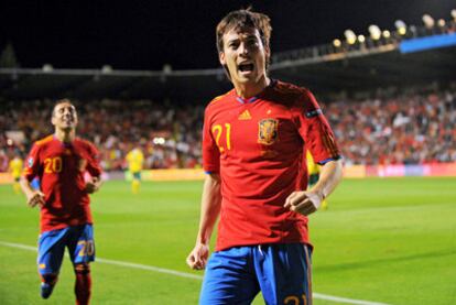 Silva, ante Cazorla, tras marcar el tercer gol de España.