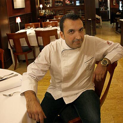 Ximo Sáez, en el comedor de su restaurante.