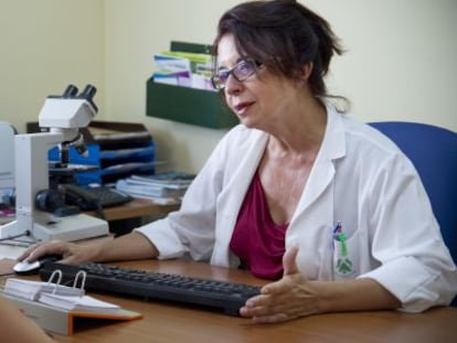 La doctora Isabel Pueyo, en consulta con una paciente.