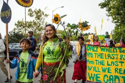 A 350.org nas Filipinas realizou uma grande marcha para expor as três maiores empresas de carvão, que impedem o país de modernizar sua infraestrutura elétrica e de responder ao desafio global de combate às mudanças climáticas