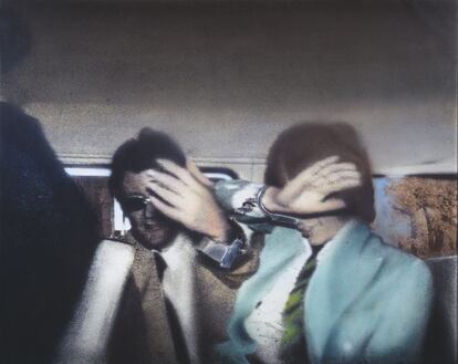 Mick Jagger (derecha) y el galerista Robert Fraser evitan los flases de los 'paparazzis' tras ser detenidos. La pintura pertenece a la serie 'Swingeing London (1968-69).